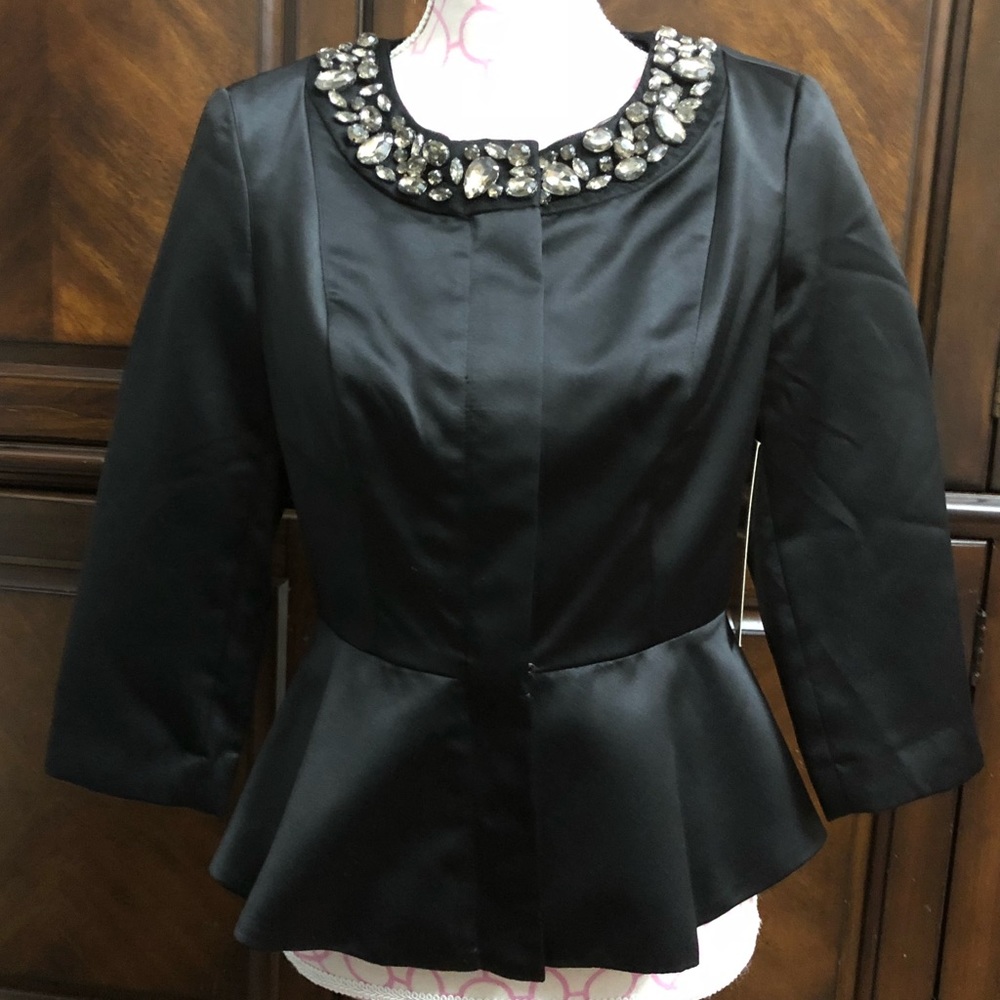 😍Beautiful bedazzled neck 100% polyester blazer😍